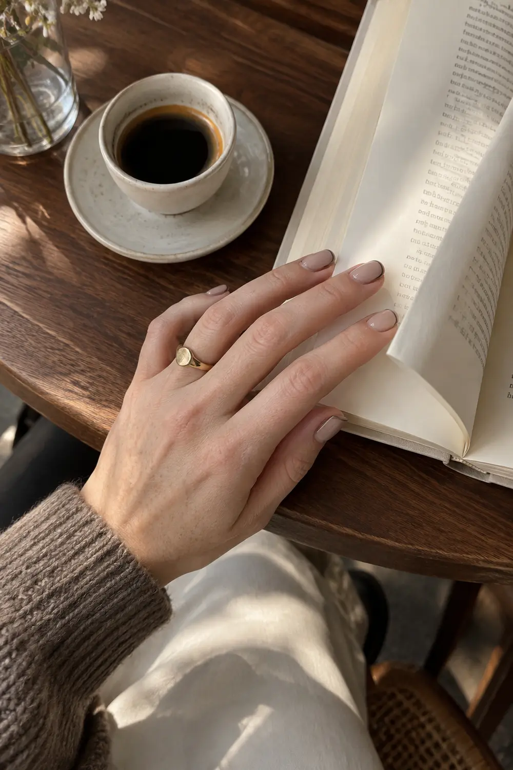 Short cashmere taupe micro French manicure